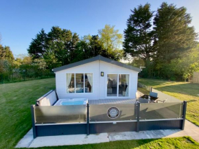 The Retreat 22 - Hot Tub Lodge, pet friendly, WiFi - Golden Palm Resort - Meadow Lakes Caravan & Lodge Hire